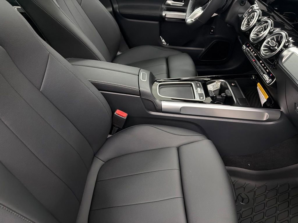 New 2026 Polar White Mercedes-Benz GLB 250 image 61