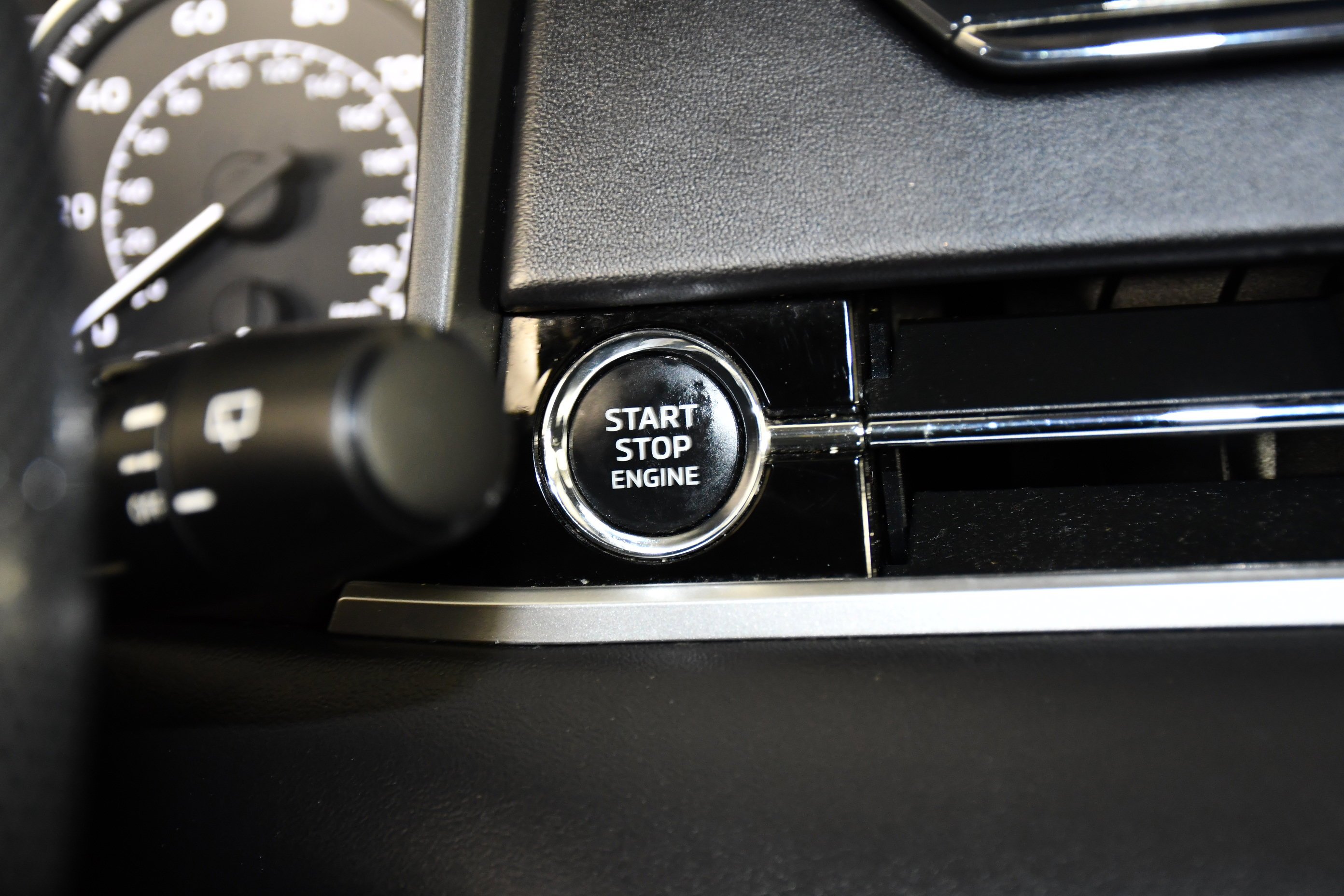 Certified Used 2022 White Diamond Mitsubishi SE image 24