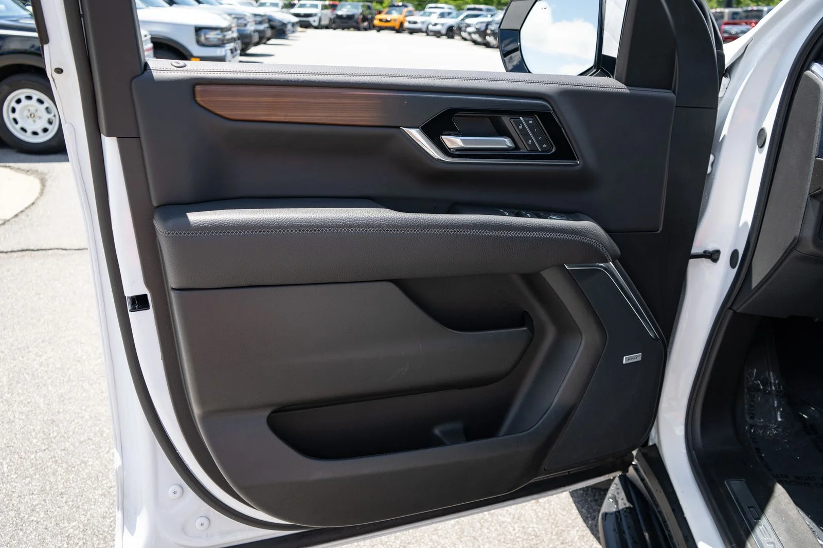 Used 2025 White GMC Denali image 16