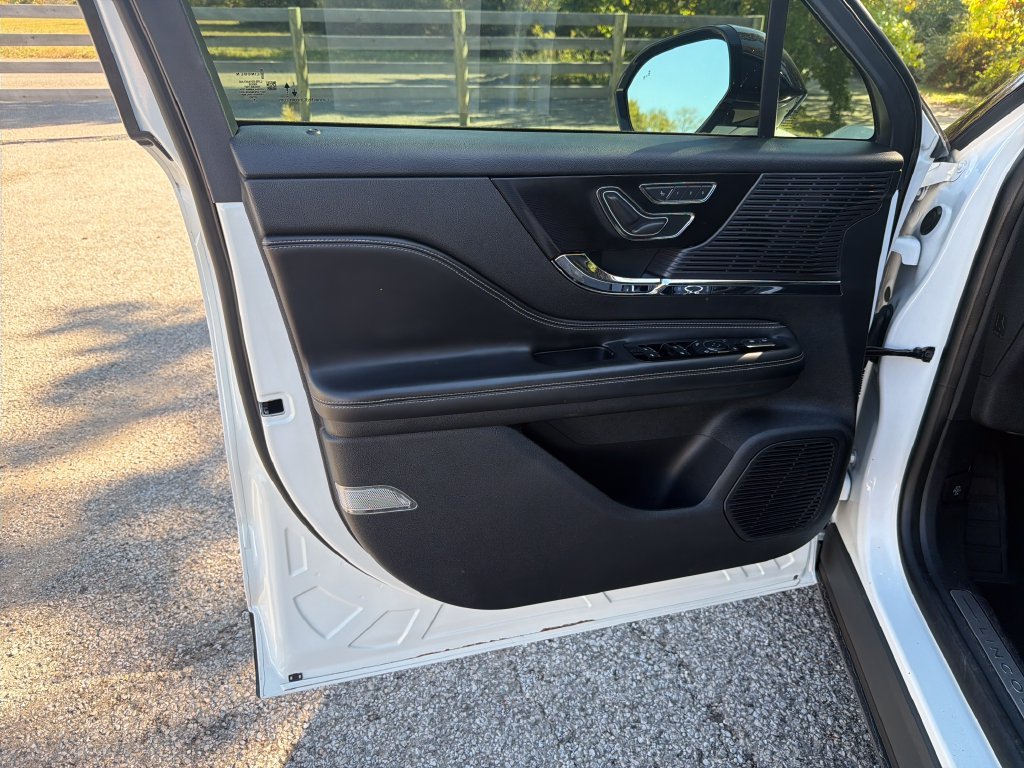 Used 2020 White Lincoln Standard image 13