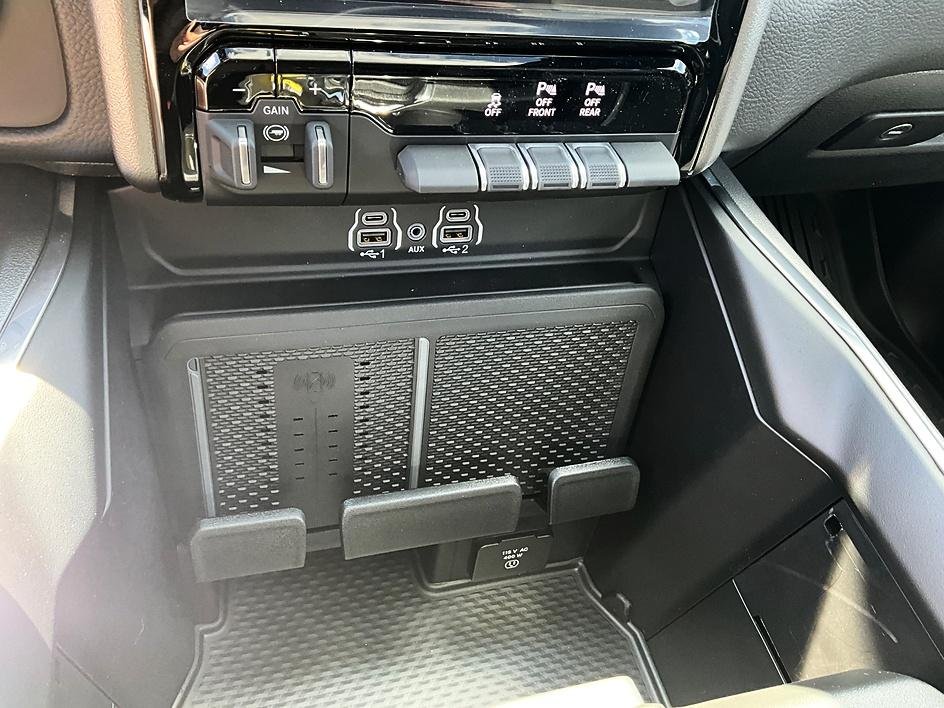New 2026 Bright White Clear-Coat Exterior Paint RAM Laramie image 24
