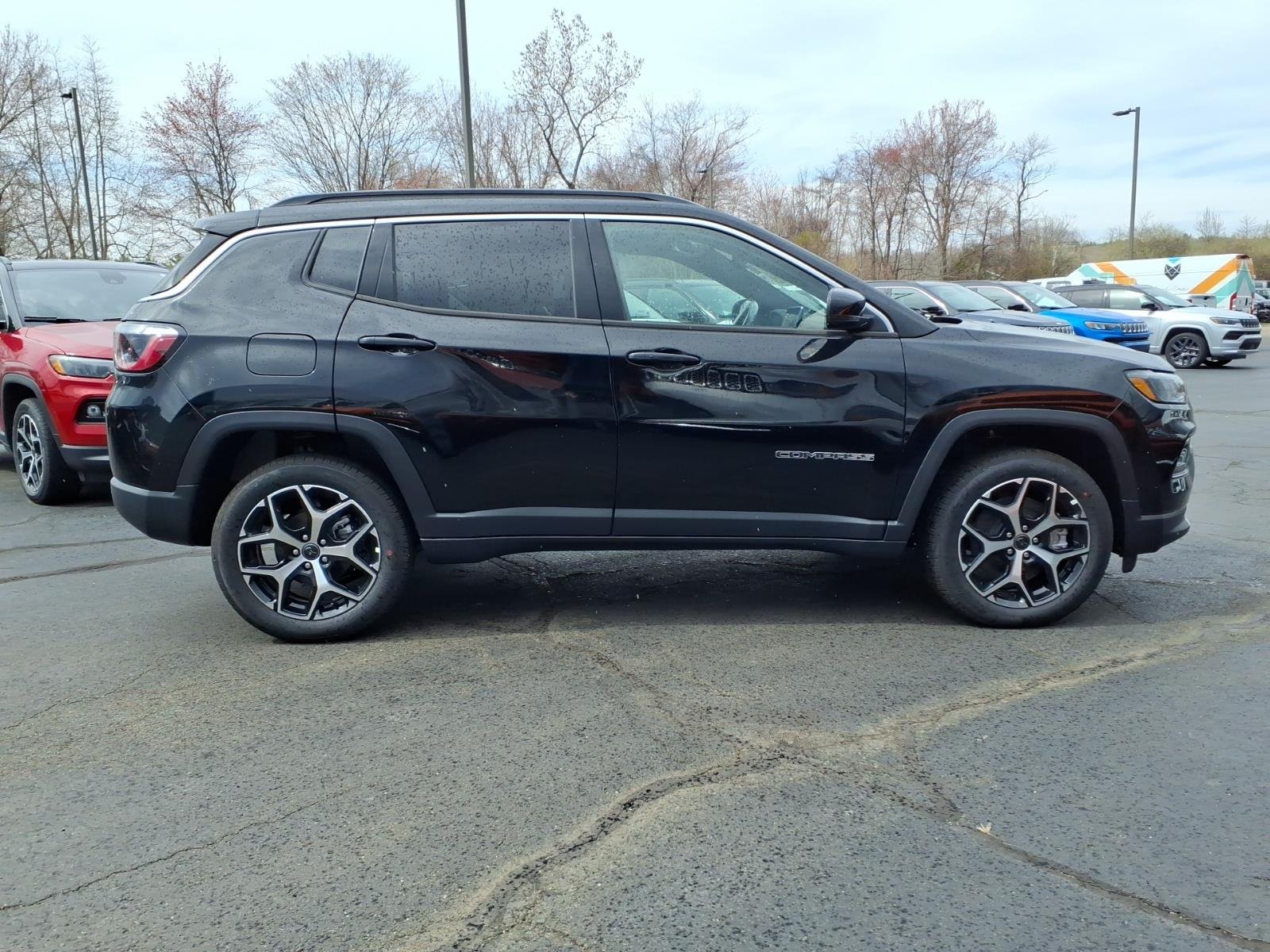 New 2026 Diamond Black Crystal Pearl-Coat Exterior Paint Jeep Limited image 2