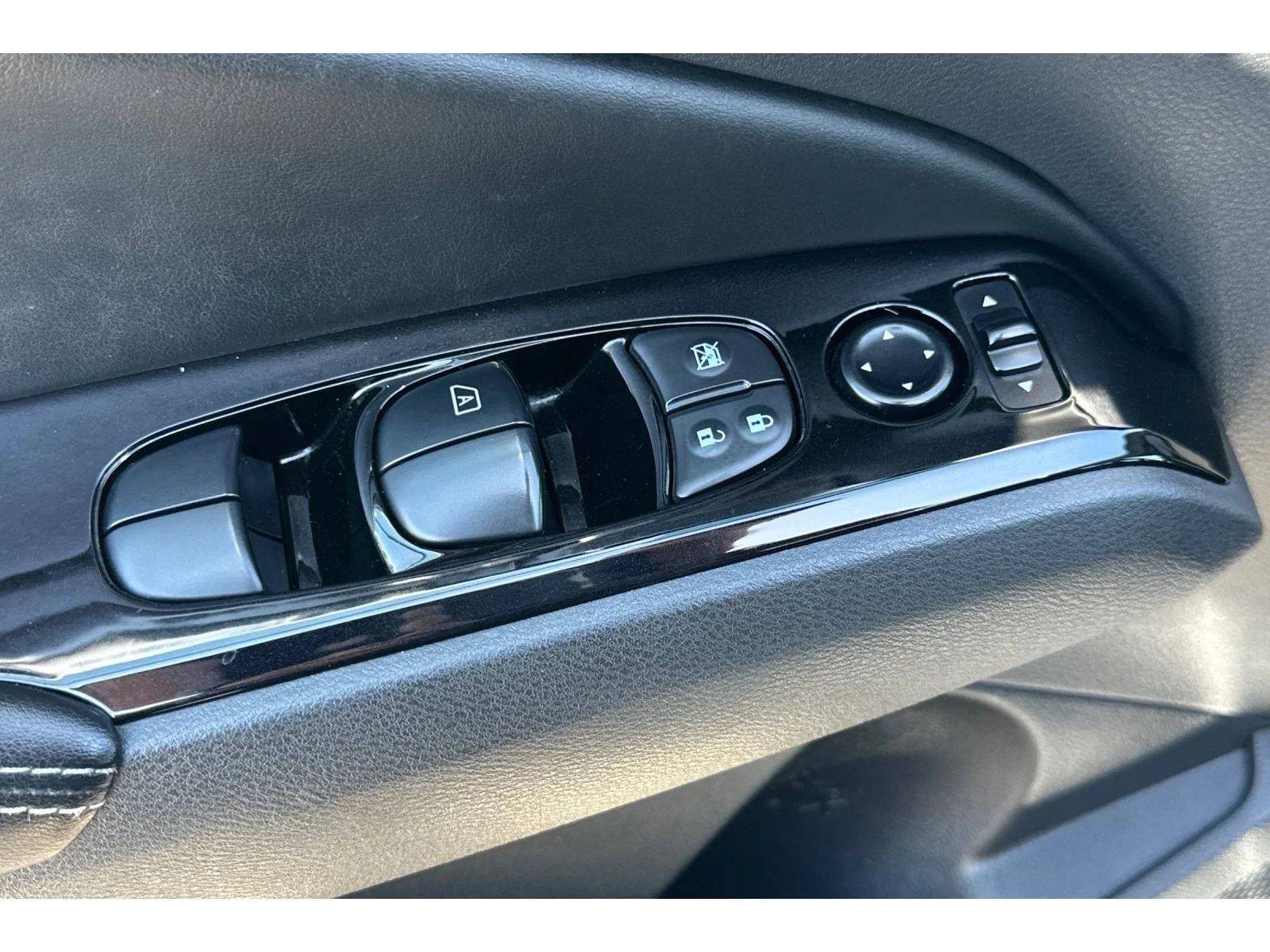 Used 2023 Gun Metallic Nissan 2.5 SV image 12