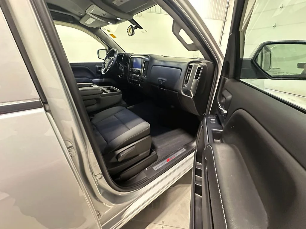 Used 2019 Silver Chevrolet LT image 28