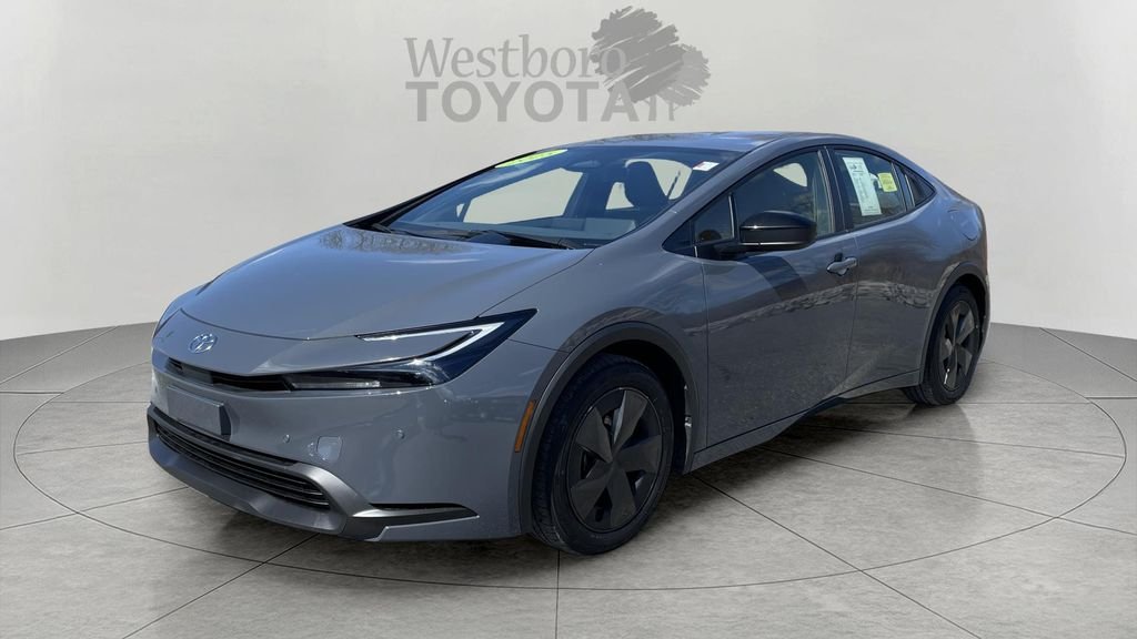 Used 2025 Gray Toyota LE image 3