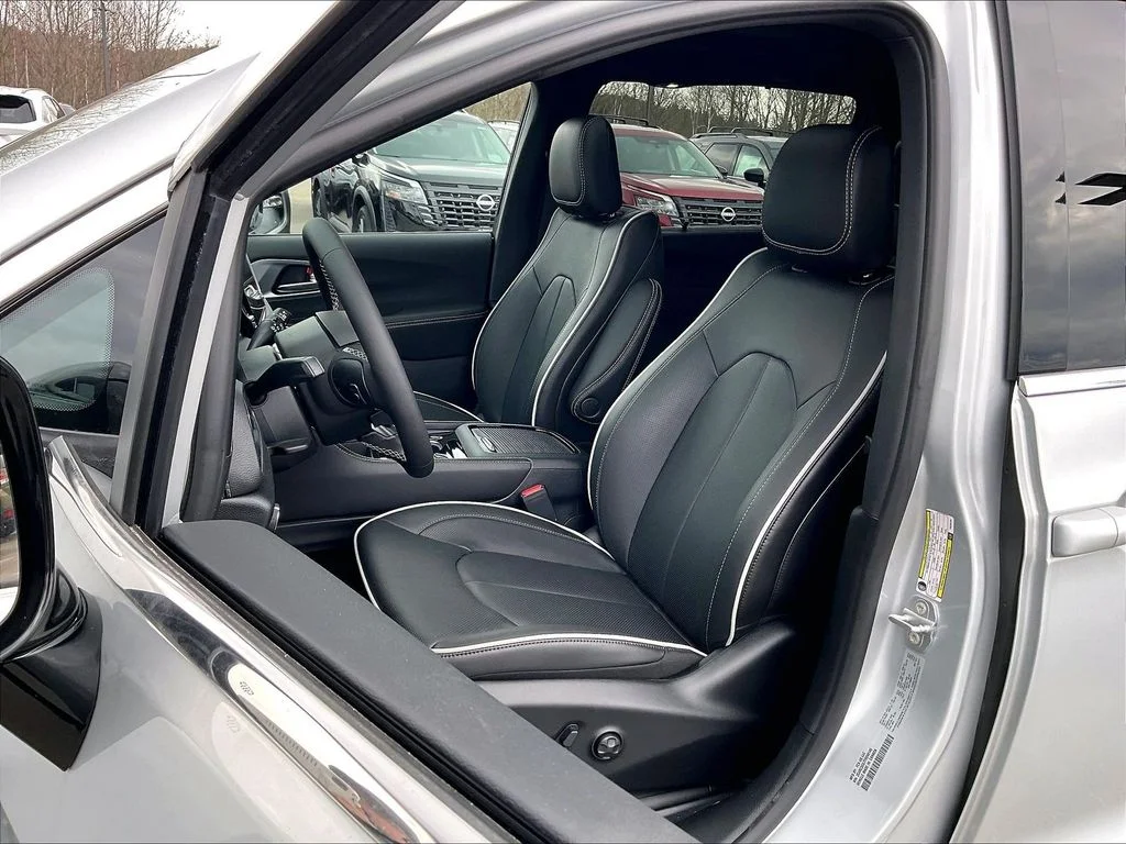 New 2026 Silver Mist Clearcoat Chrysler Limited image 10