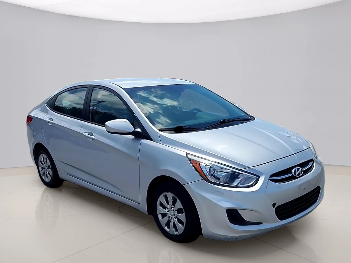 Used 2016 Silver Hyundai SE image 7