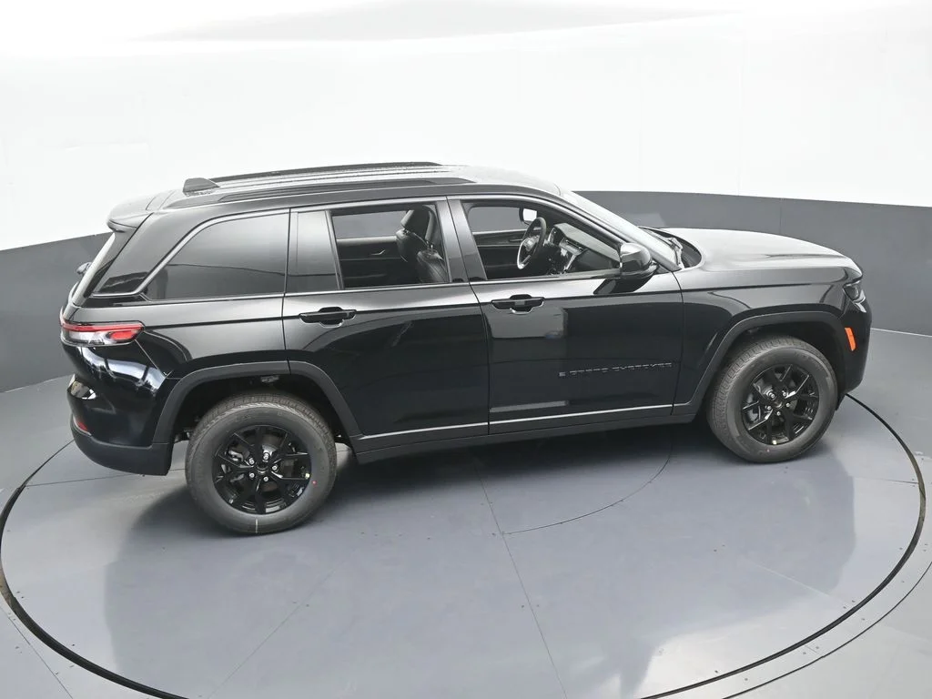 New 2026 Diamond Black Crystal Pearl-Coat Exterior Paint Jeep Altitude image 45