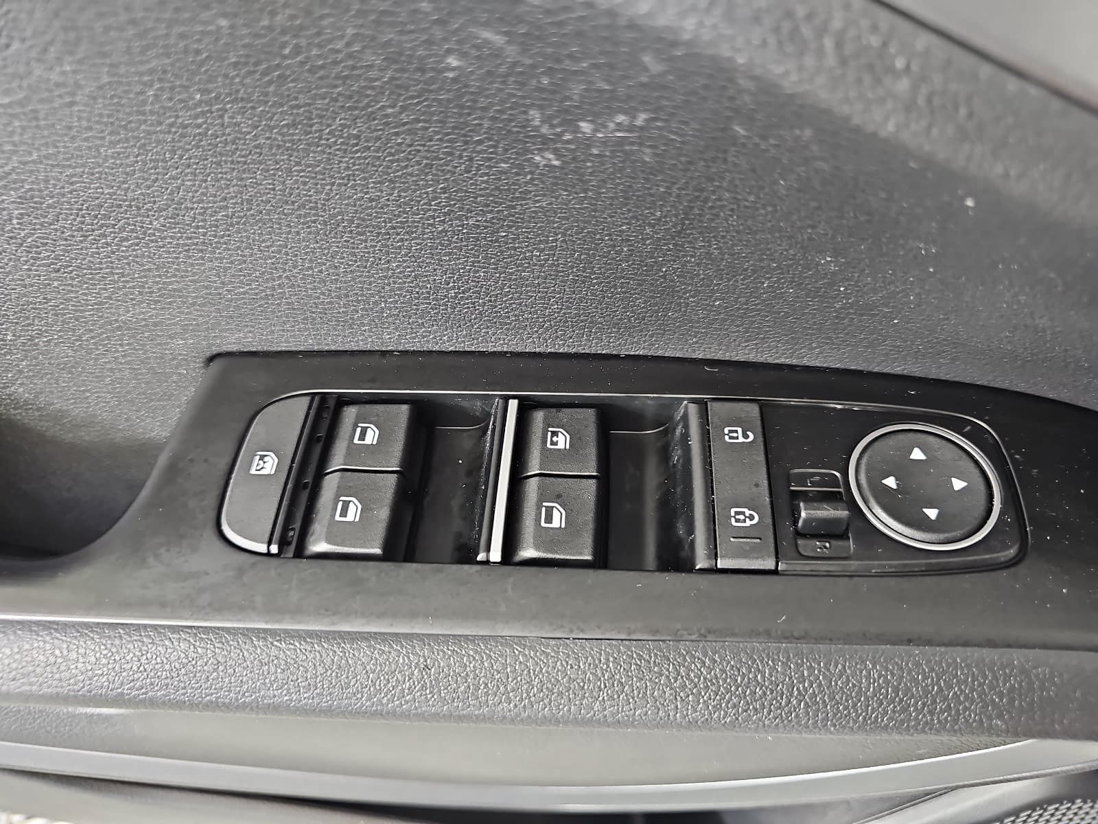 Used 2020 White Kia S image 25