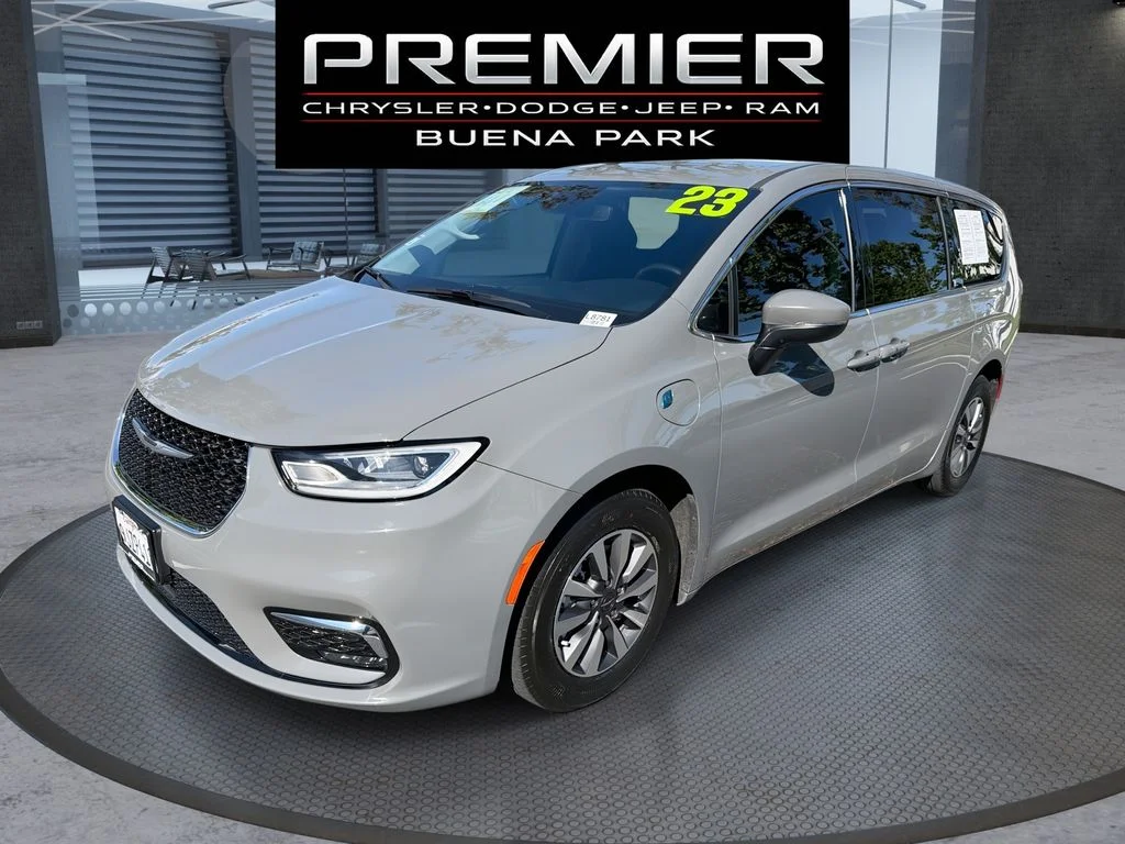 2023 Chrysler Pacifica Hybrid Touring L Hybrid's photo