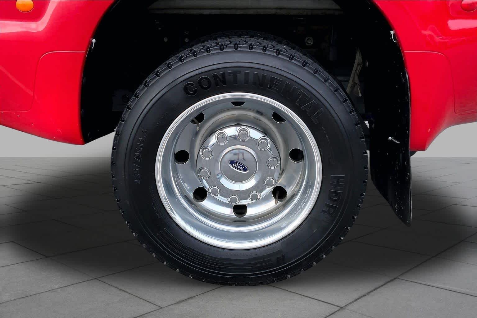 Used 2005 Red Ford Lariat image 10