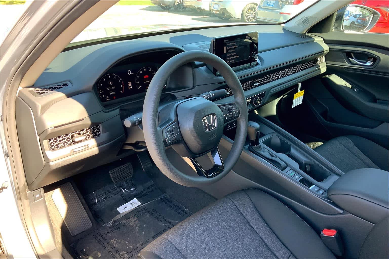 Used 2025 Solar Silver Metallic Honda SE image 8