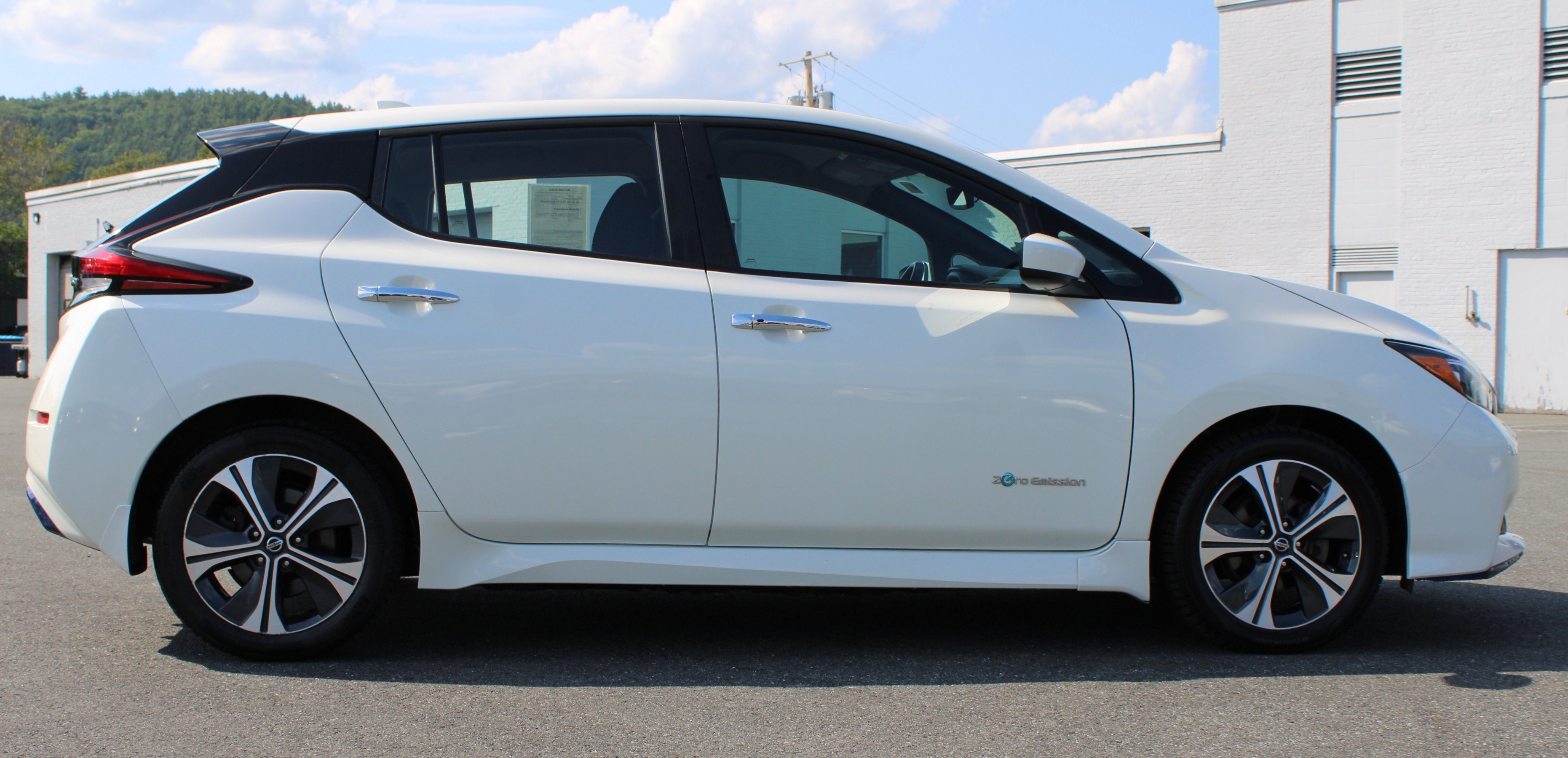 Used 2019 Pearl White Tricoat Nissan SV PLUS image 6