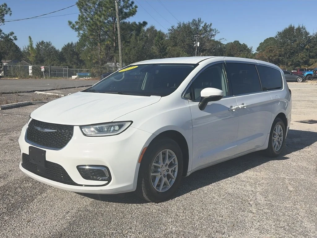 Used 2023 White Chrysler Touring L image 2