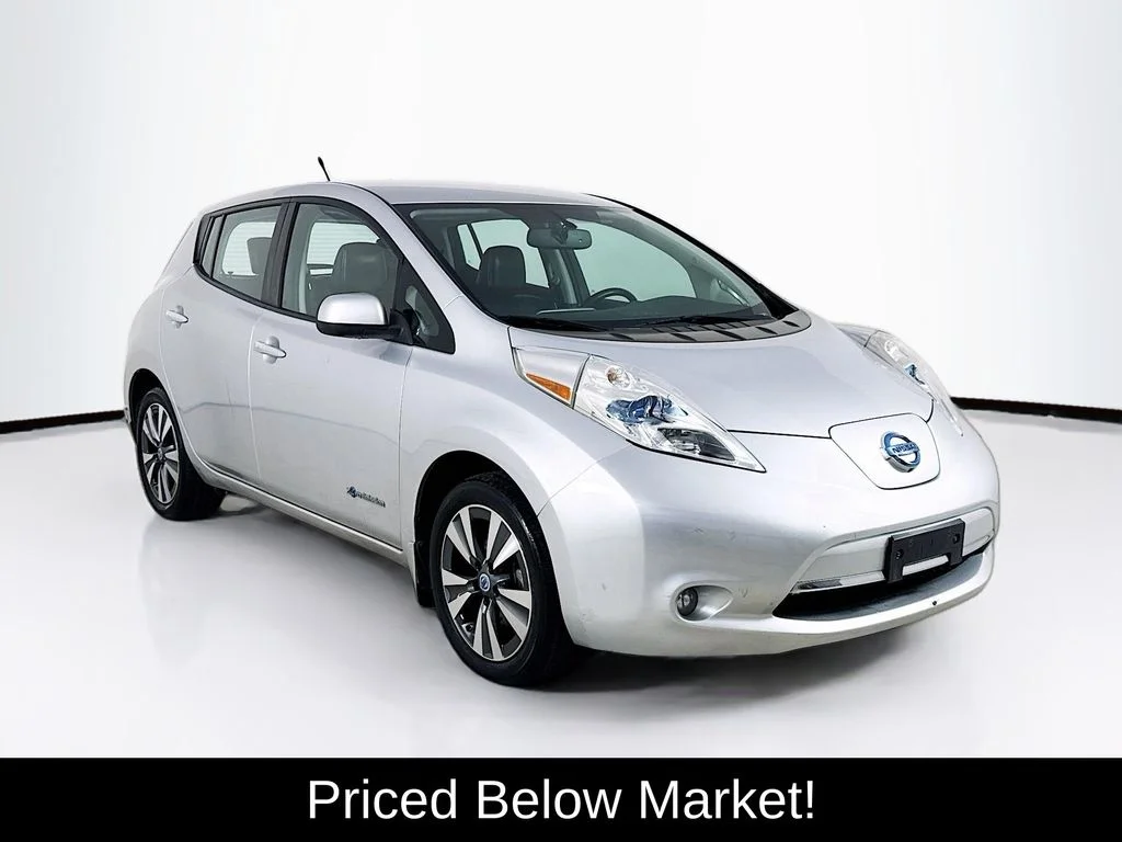 Used 2014 Brilliant Silver Nissan SL image 1