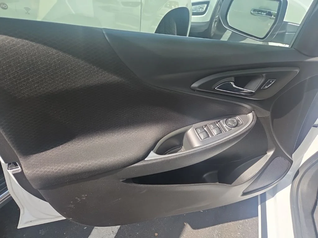 Used 2025 White Chevrolet LT image 7