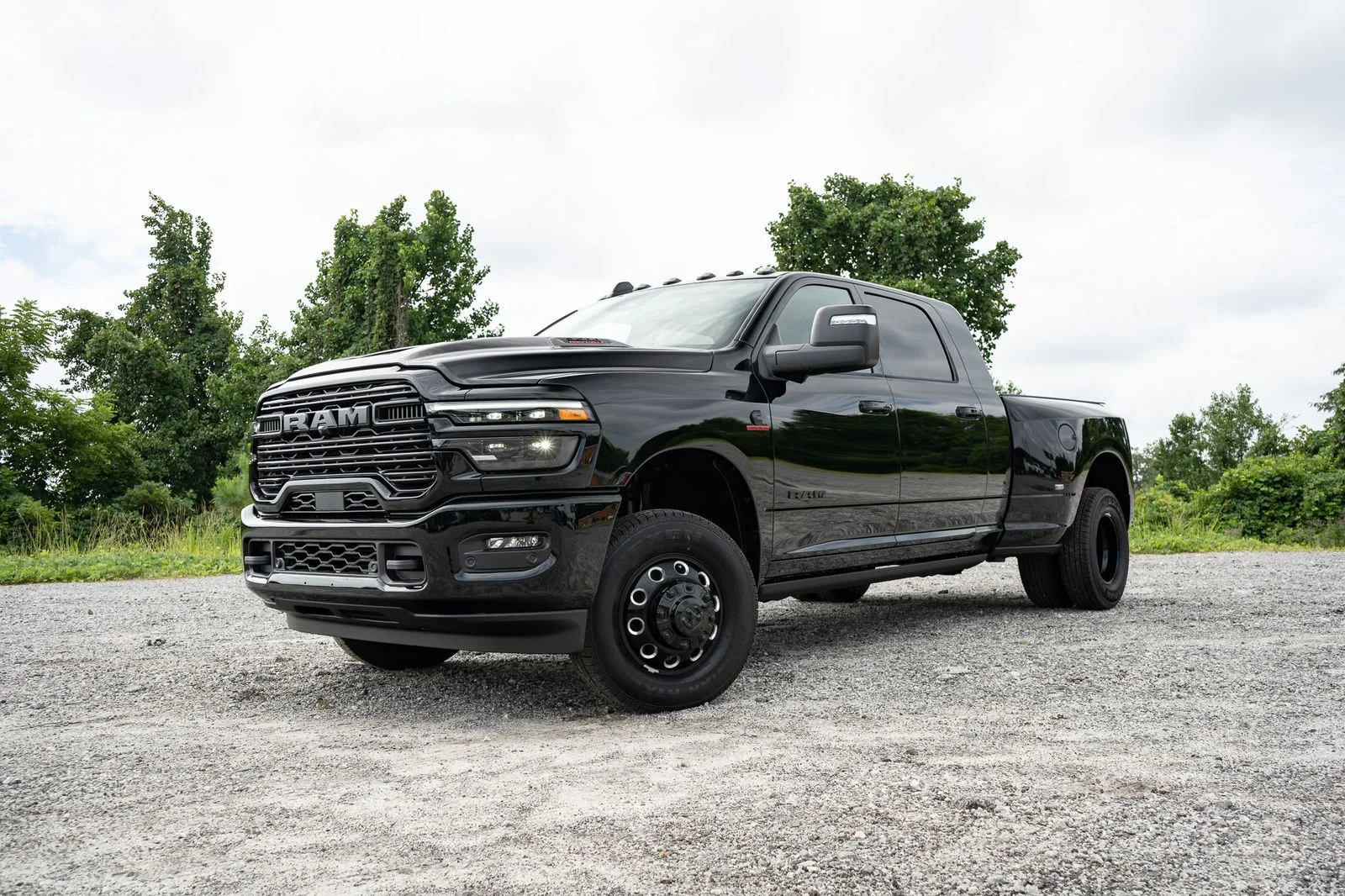 New 2026 Diamond Black Crystal Pearl-Coat Exterior Paint RAM Laramie image 5