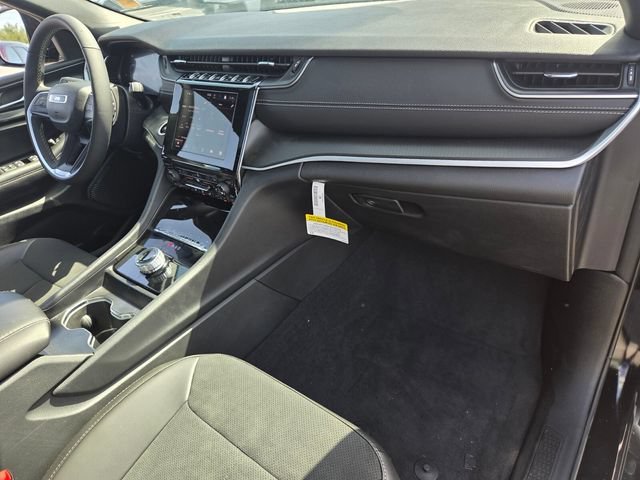 Used 2025 Diamond Black Crystal Pearlcoat Jeep Altitude X image 17