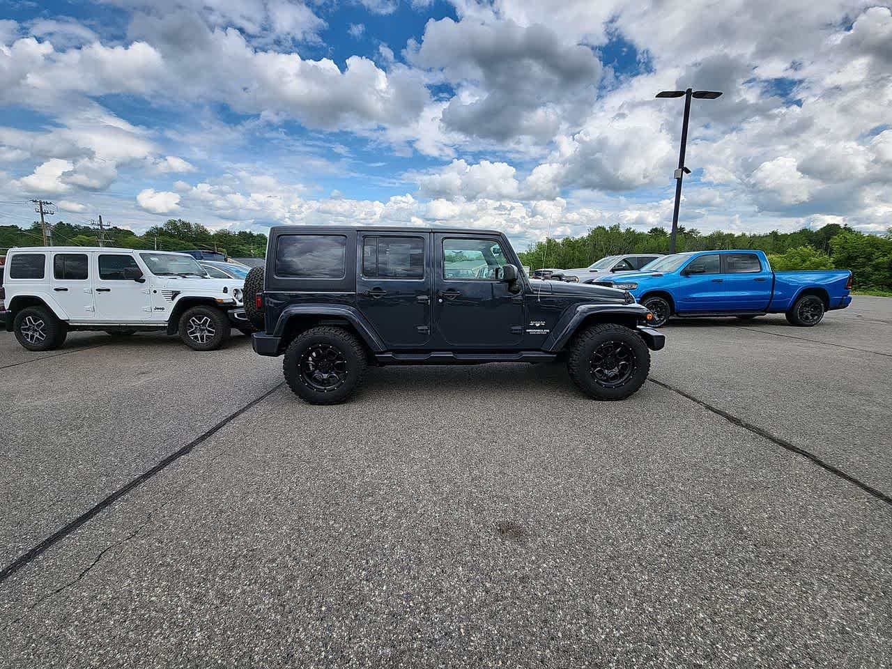 Used 2017  Jeep Sahara image 9