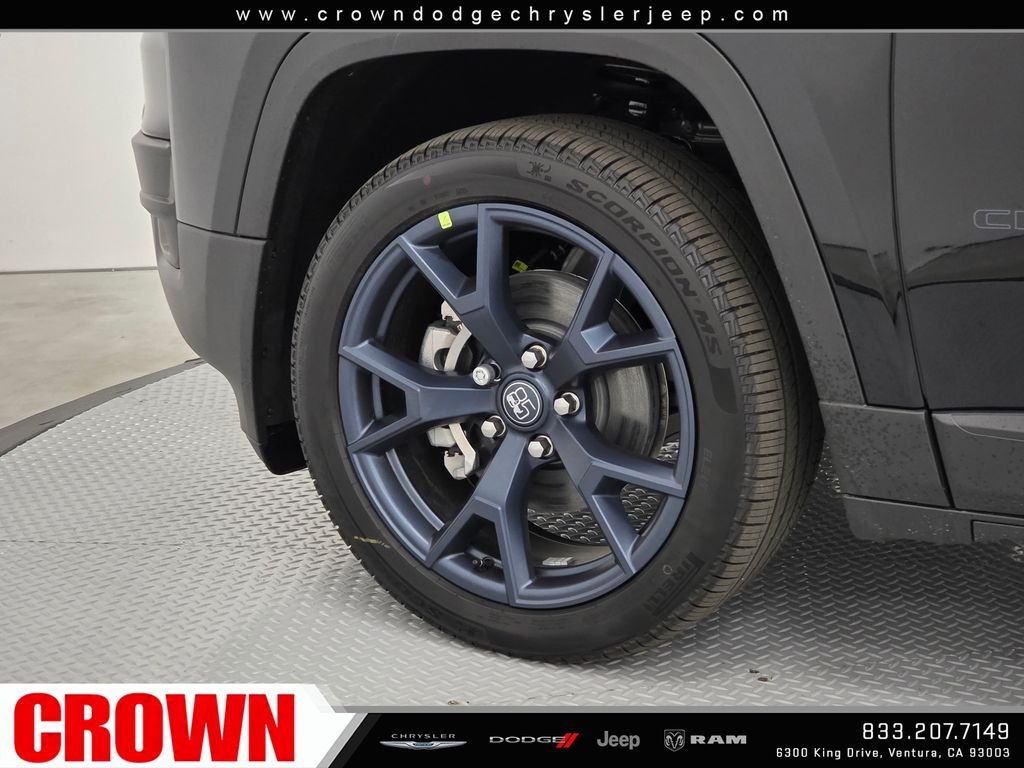 New 2026 Diamond Black Crystal Pearl-Coat Exterior Paint Jeep  image 9