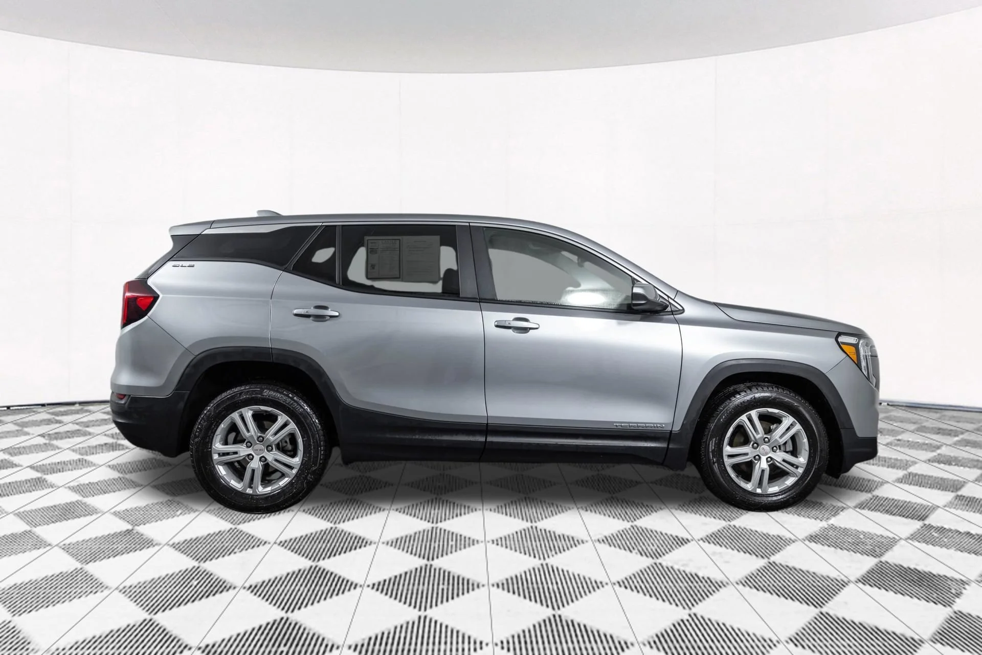 Used 2024 Sterling Metallic GMC SLE image 19