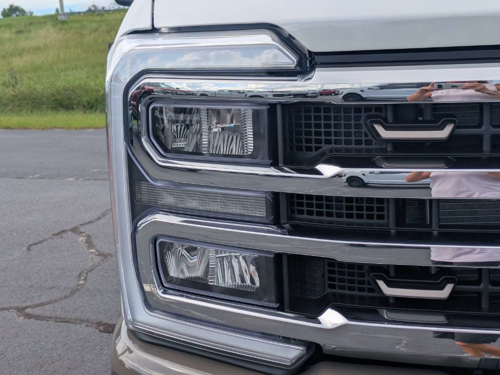 New 2026 Star White Metallic Tri-Coat Ford F-250® King Ranch® image 32