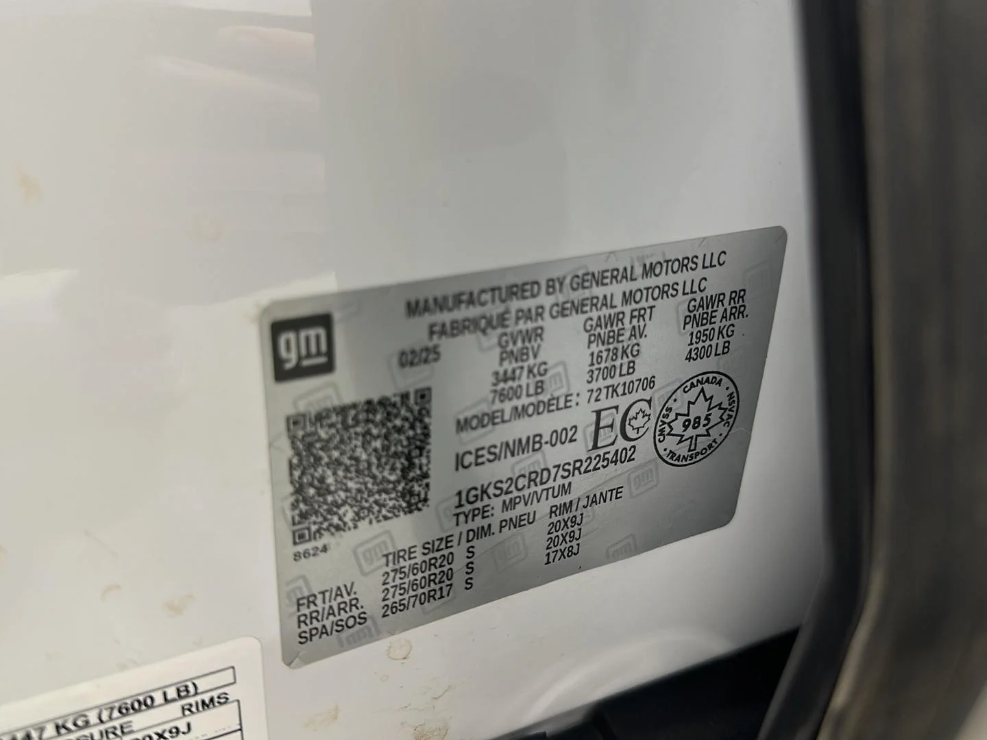Used 2025 Summit White GMC AT4 image 29