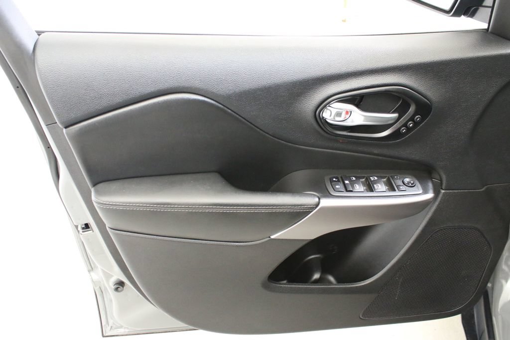 Used 2022 Gray Jeep Limited image 22