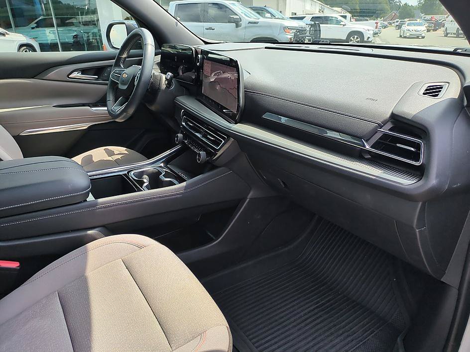 Used 2025 Sterling Gray Metallic Chevrolet FWD LT image 35