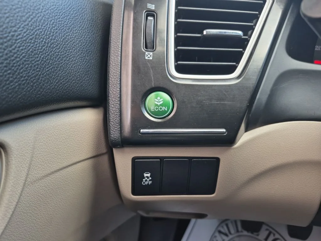 Used 2013 White Honda LX image 17
