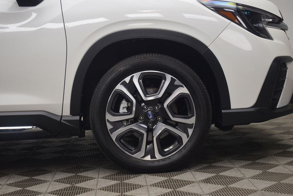 Used 2025 Crystal White Pearl Subaru Limited image 33