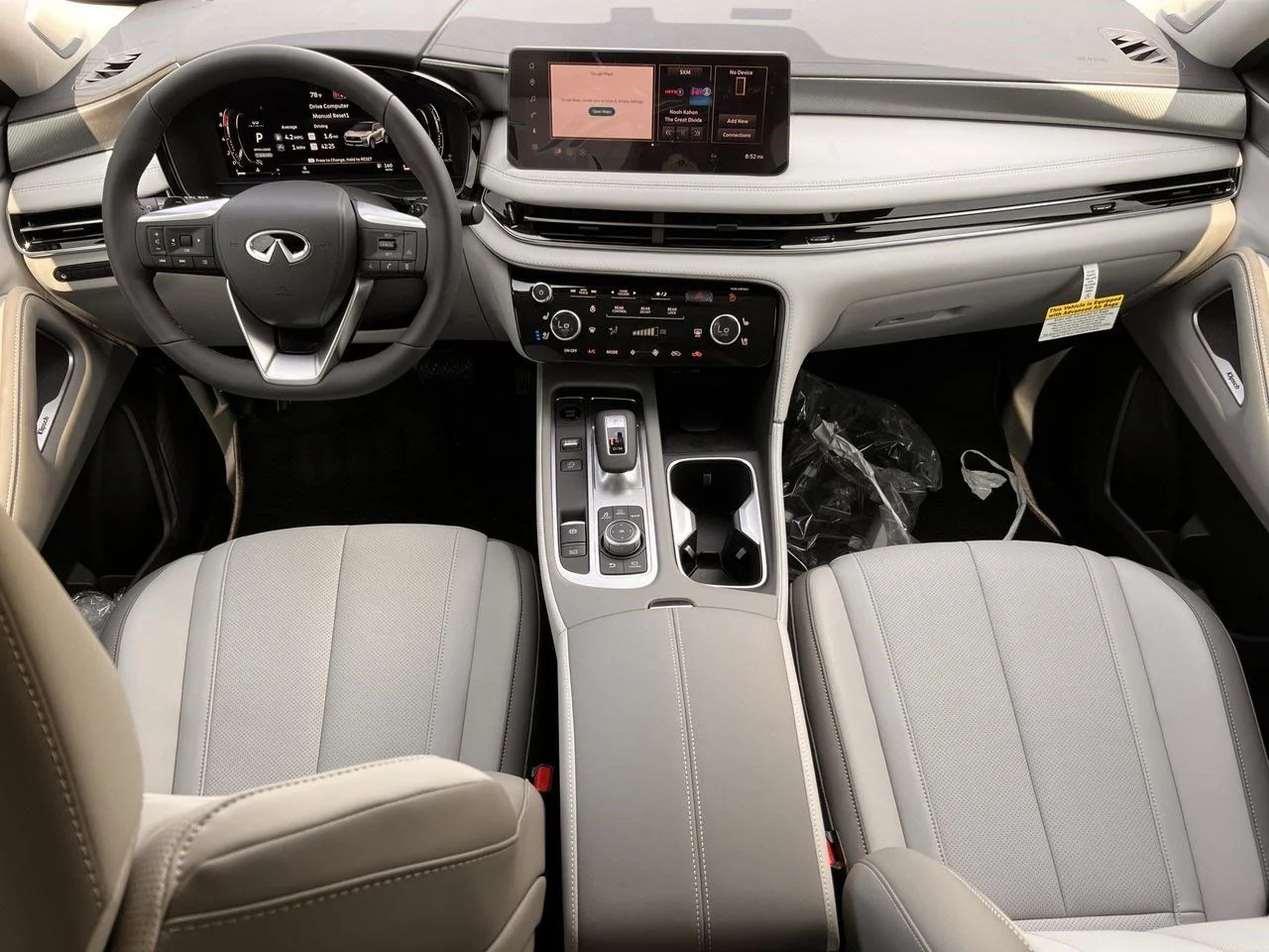 New 2027 RADIANT WHITE INFINITI Luxe FWD image 9