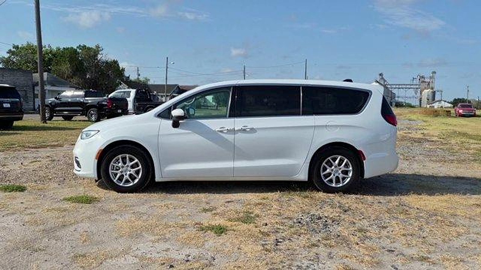 Used 2023 Bright White Clearcoat Chrysler Touring L image 5