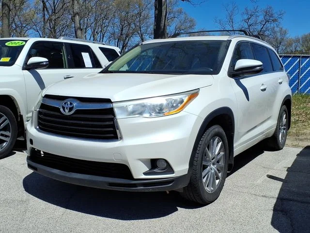 Used 2014  Toyota XLE V6 image 3