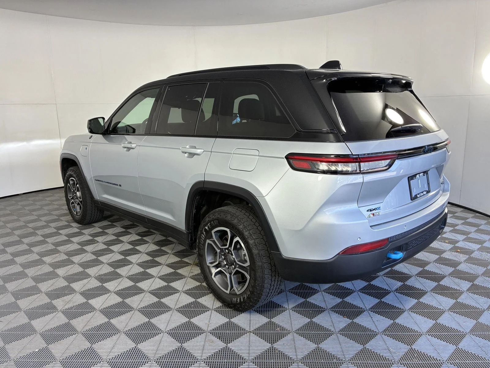 Used 2023 Silver Zynith Jeep Trailhawk image 6