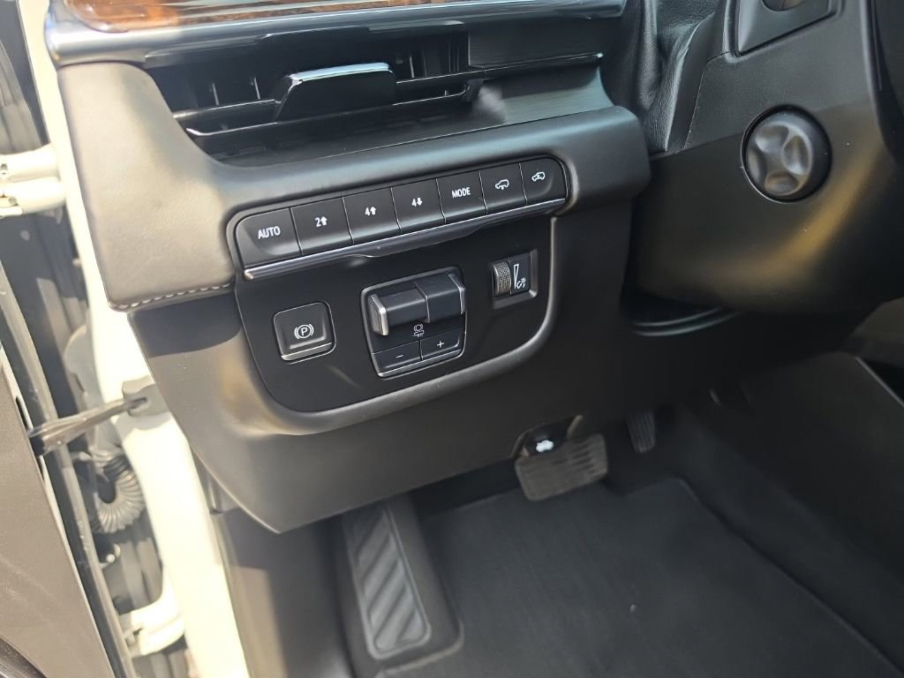 Used 2021 CRYSTAL WHITE TRICOAT Cadillac Sport Platinum image 19