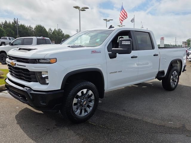 Used 2025 White Chevrolet Custom image 3