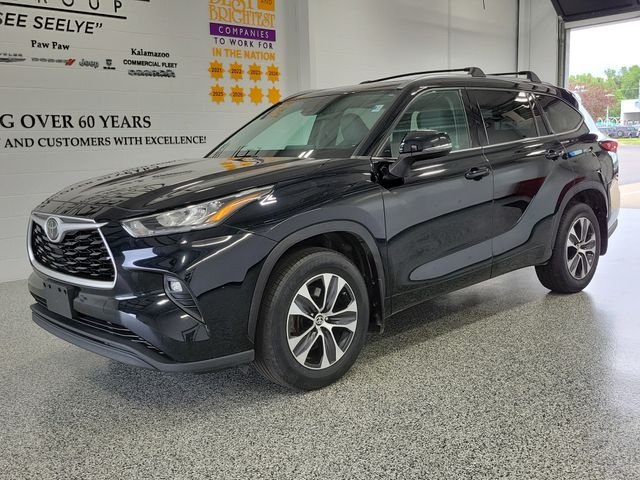 Used 2020 Black Toyota XLE image 4