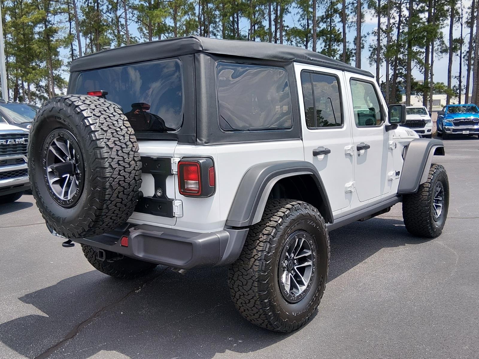 New 2026 Bright White Clear-Coat Exterior Paint Jeep 4-Door Willys 4x4 image 3