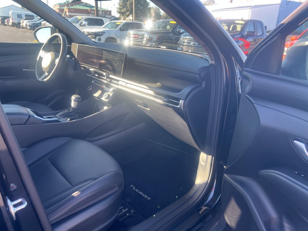 Used 2025 Black Hyundai SEL Convenience image 29