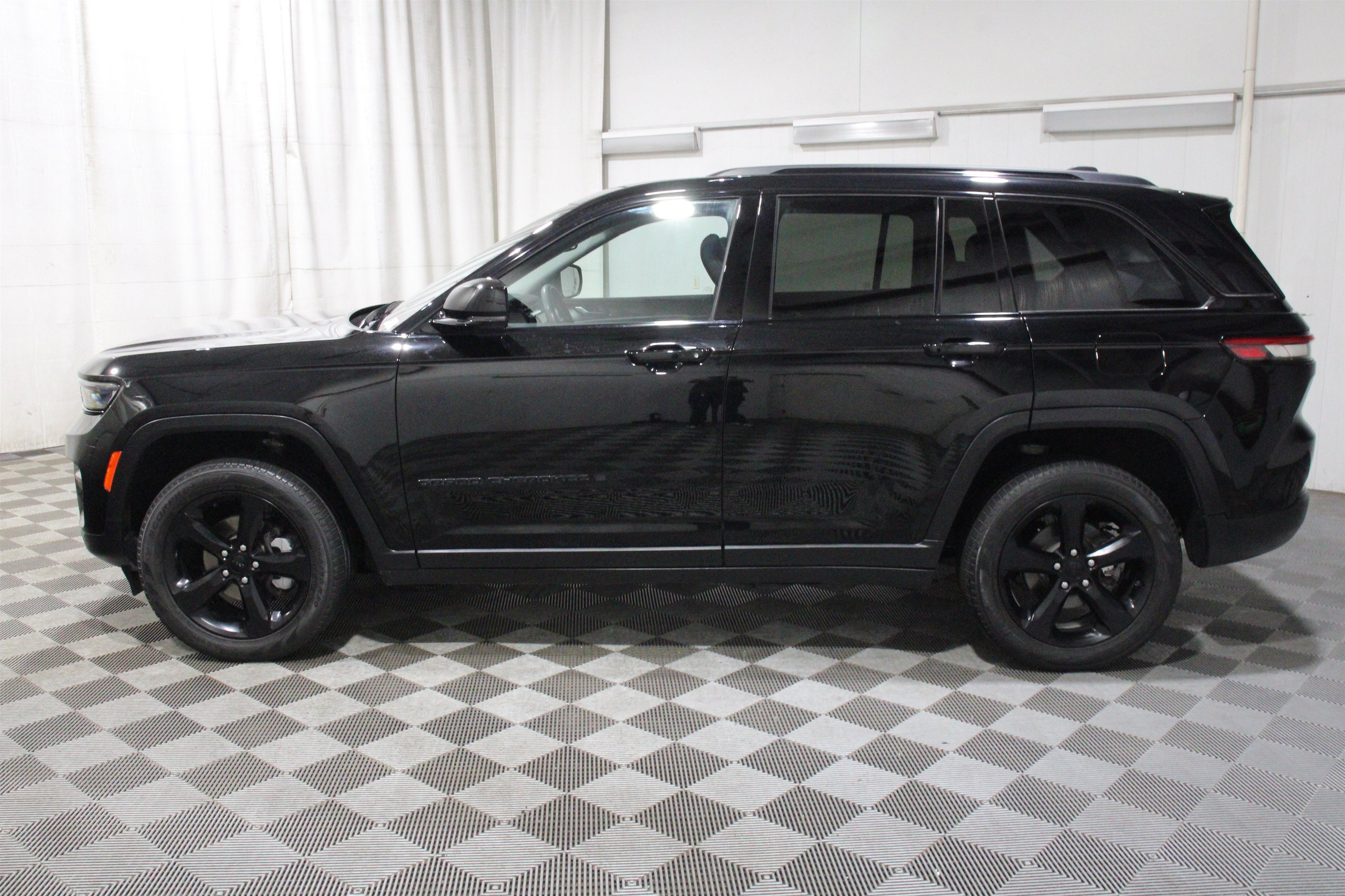 Used 2023 Diamond Black Crystal Pearlcoat Jeep Limited image 35