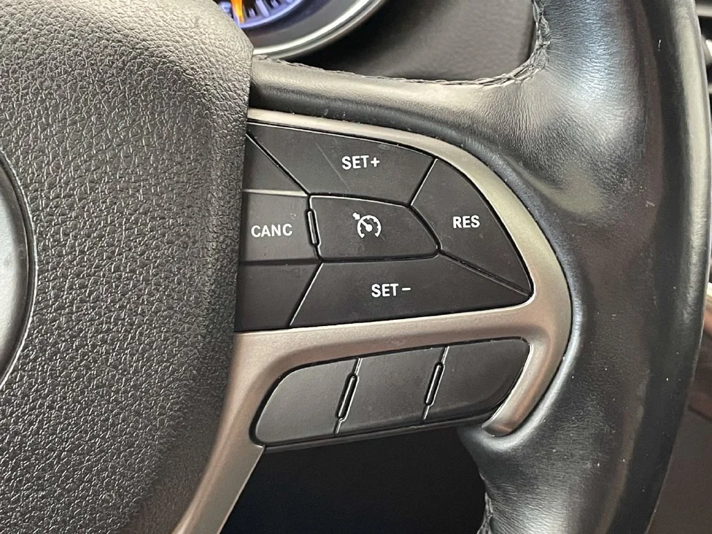 Used 2018 White Jeep Altitude image 33