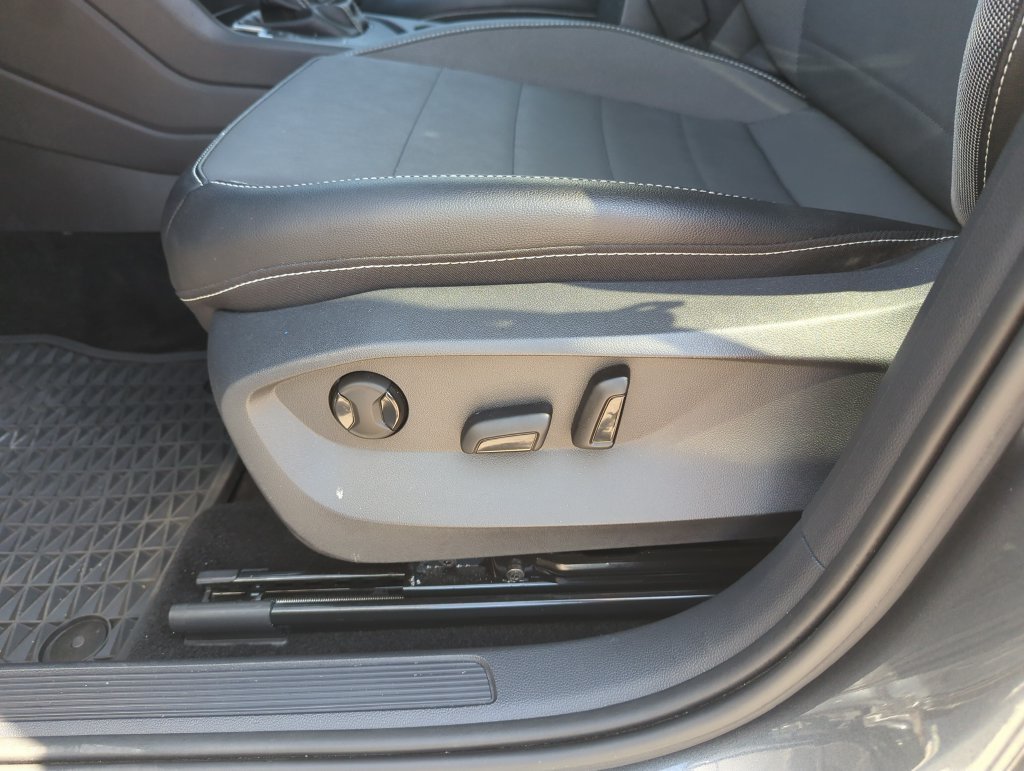 Used 2023 Gray Volkswagen 1.5T SE image 13