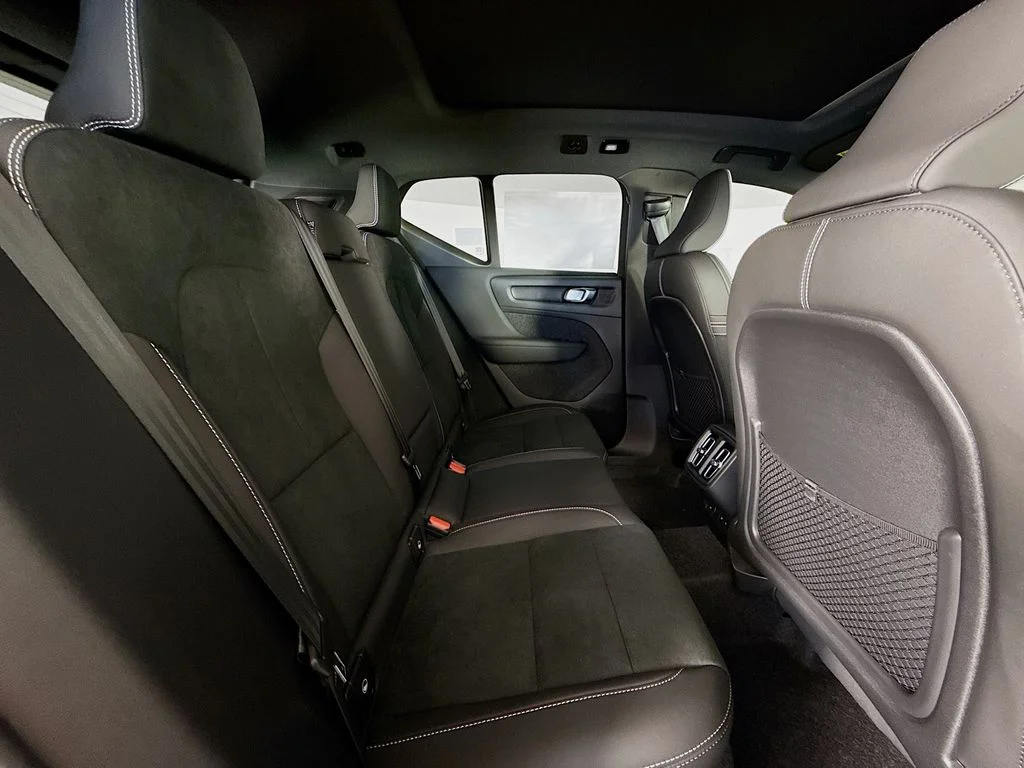 New 2026 White Volvo B5 Ultra Black Edition image 29