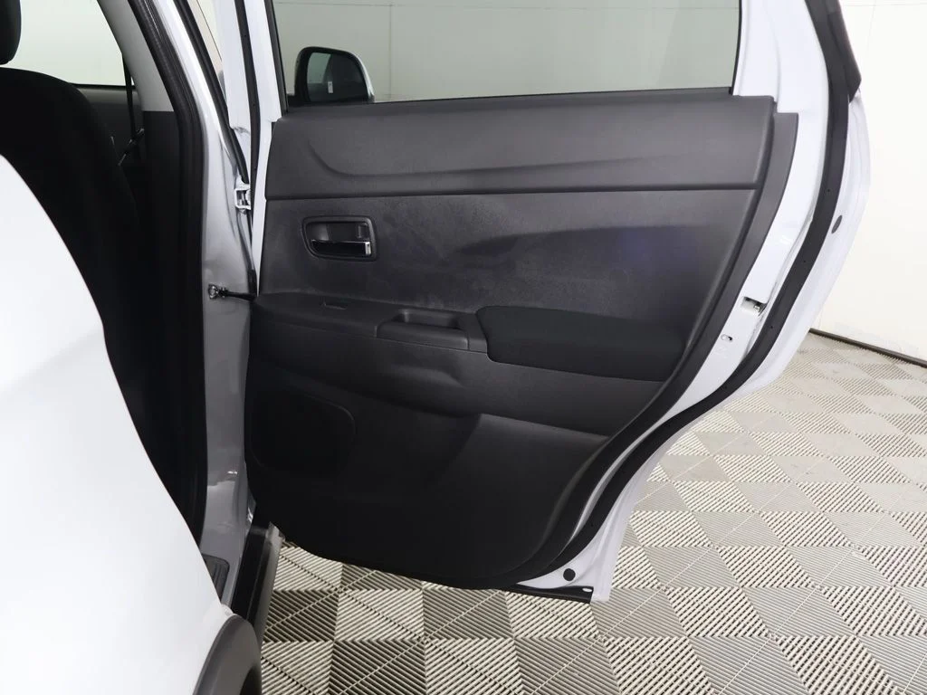 New 2027 White Mitsubishi 2.0 ES AWC image 22