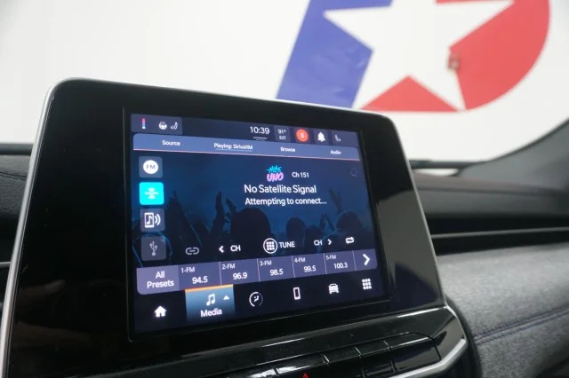 Used 2025 Diamond Black Crystal Pearlcoat Jeep Latitude image 34