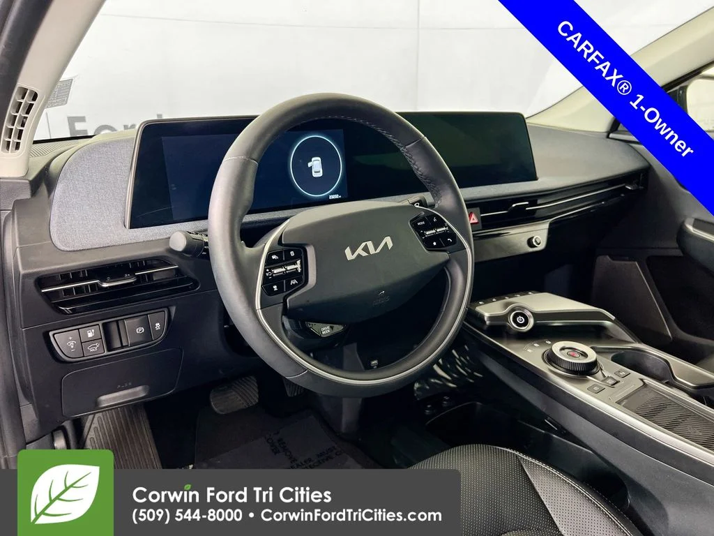 Used 2024 Gray Kia Wind image 3