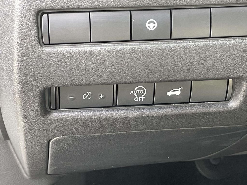 Used 2024 White Nissan SL image 18
