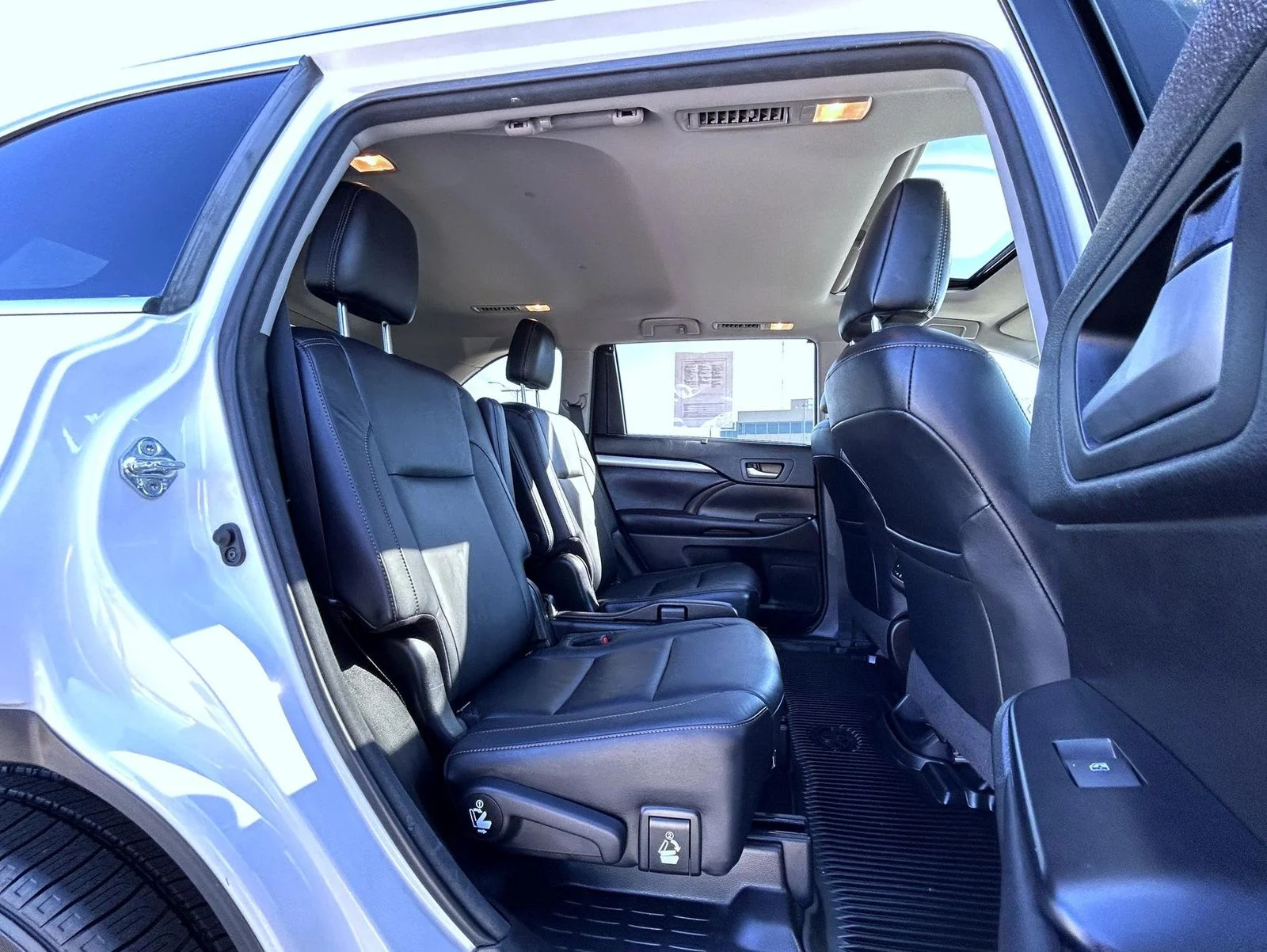 Used 2017 White Toyota XLE image 18