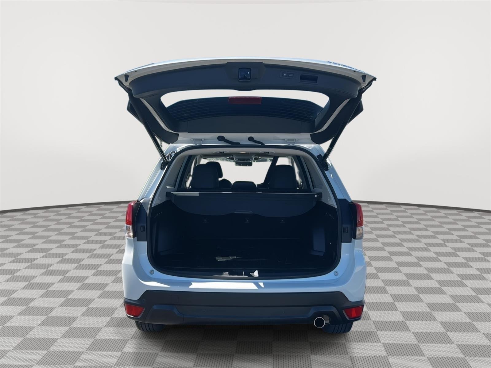 Used 2023 Crystal White Pearl Subaru Limited image 4